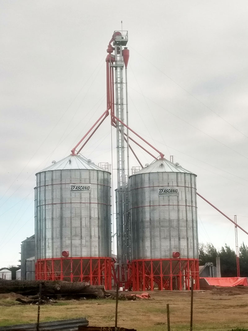 Dos plantas de silos